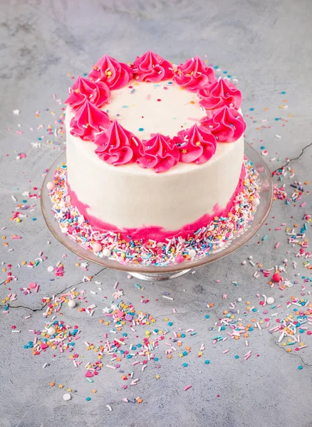 Tort Urodzinowy Różowym Białym Lukrem Maślanym Kolorowe Posypki Jasnoszarym Tle — Zdjęcie stockowe