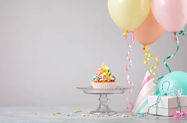 Cupcake Compleanno Rainbow Uno Stand Con Regali Cappelli Palloncini Colorati — Foto Stock