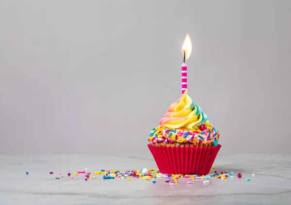 Pastel Cumpleaños Rainbow Con Una Vela Coloridas Salpicaduras Sobre Fondo —  Fotos de Stock