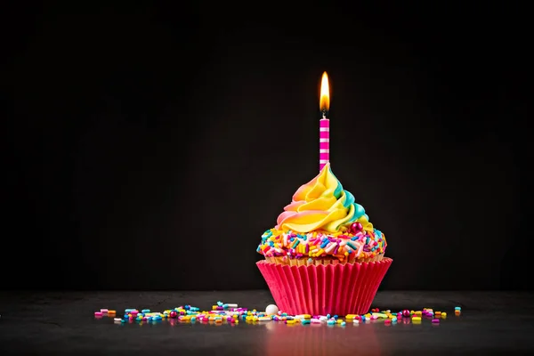 Cupcake Compleanno Arcobaleno Con Candela Rosa Spruzzi Colorati Uno Sfondo — Foto Stock