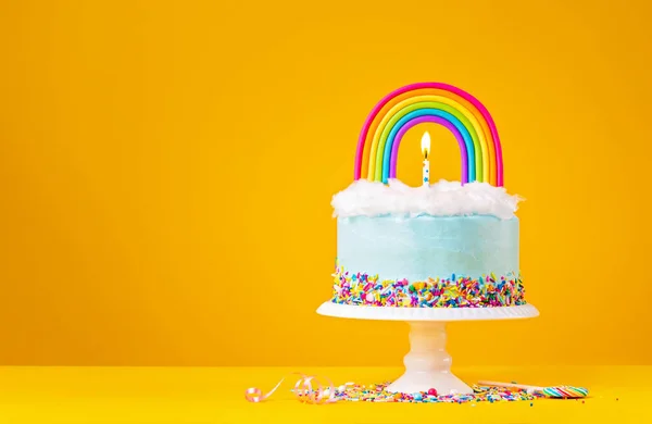 Blauwe Verjaardagstaart Met Meringue Decoraties Hagelslag Een Kleurrijke Zelfgemaakte Regenboog — Stockfoto