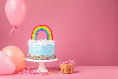 Parti balonları ve Pembe üzerine hediye olan Mavi Doğum günü Keki