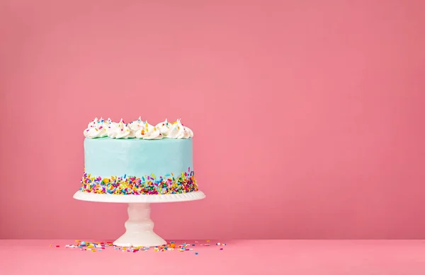 Niebieski tort urodzinowy na różowym tle — Zdjęcie stockowe