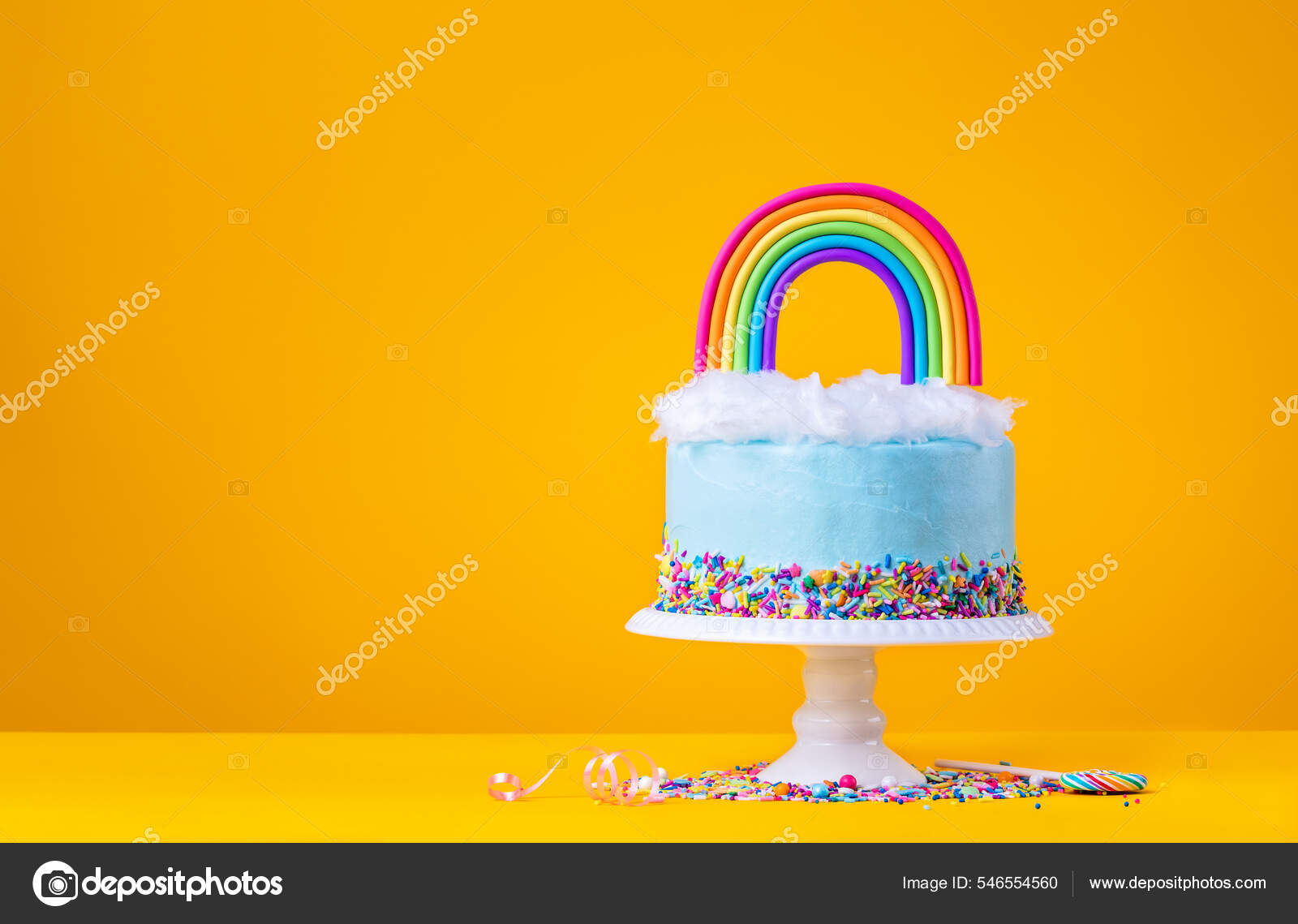 Pastel de cumpleaños azul con tapa de arco iris en amarillo: fotografía de  stock © juliannafunk #546554560 | Depositphotos