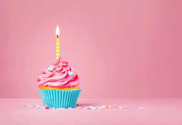 Cupcake de Cumpleaños Rosa con Vela Amarilla y Corazón Azul Espolvorea —  Fotos de Stock