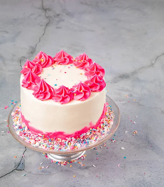 Różowy tort urodzinowy z lukrem i posypką — Zdjęcie stockowe