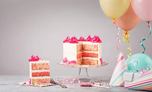 Fiesta de cumpleaños con pastel de funfetti rosa en rodajas —  Fotos de Stock