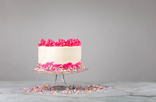 Torta di compleanno rosa con glassa al burro e spruzzi — Foto Stock