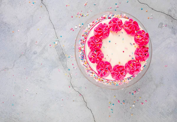 Torta di compleanno con glassa al burro rosa e spruzzi Immagini Stock Royalty Free