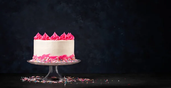 Roze en wit Verjaardagstaart op donkere achtergrond. — Stockfoto
