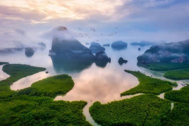 Samed Nang Chee 'deki Phang Nga Körfezi' nin hava manzarası. Gün doğumunda, Phang Nga, Tayland