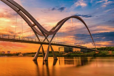 Infinity Köprüsü'nde Günbatımı içinde Stockton-on-Tees, İngiltere