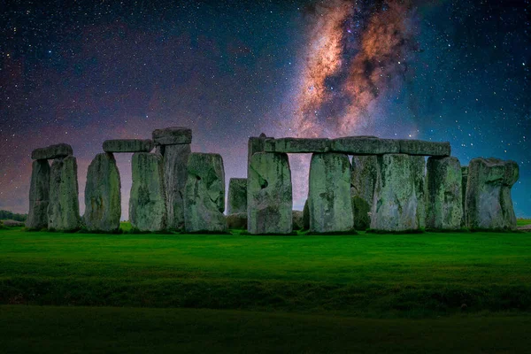 Samanyolu Gökadası fotoğraflarını gece gökyüzüne yıldızlarla Stonehenge üzerinde eski bir tarih öncesi taş anıtın, Wiltshire, İngiltere'de manzara..