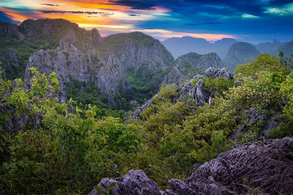 Schöne Kalksteinberge Und Wälder Bei Sonnenuntergang Der Landschaft Thailand — Stockfoto
