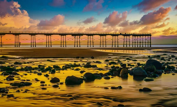 Jetée Coucher Soleil Sur Côte Saltburn Avec Des Rochers Premier — Photo