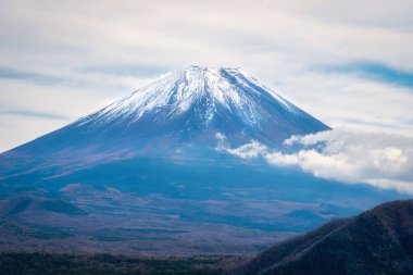 Mt. Fuji sonbahar yaprakları gündüz Fujikawaguchiko, Japonya'da, mavi gökyüzü zemin üzerine.