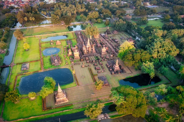 Tayland 'daki Sukhothai Tarih Parkı' ndaki Wat Mahathat tapınağındaki Antik Buda heykeli..