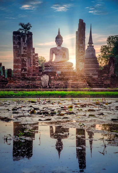 Büyük Buda, Wat Mahathat tapınağında gün batımında, Sukhothai Tarih Parkı, Tayland.