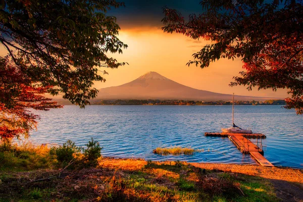 Imagen Paisajística Del Monte Fuji Sobre Lago Kawaguchiko Con Follaje — Foto de Stock