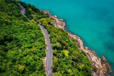 Nakhon Si Thammarat, Tayland 'da hindistan cevizi palmiyesi ve büyük okyanus arasındaki yol manzarası