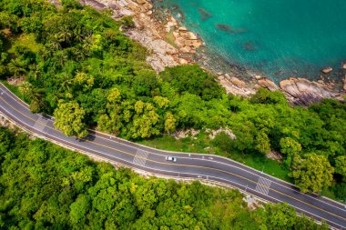 Nakhon Si Thammarat, Tayland 'da hindistan cevizi palmiyesi ve büyük okyanus arasındaki yol manzarası