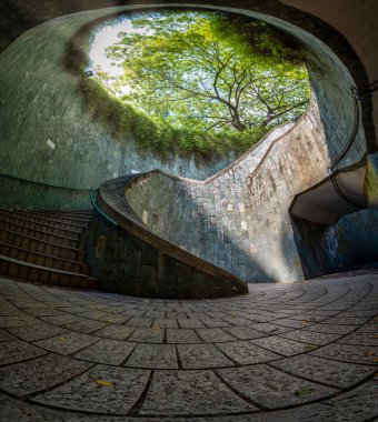 Fort Canning Park, Singapur 'da gündüz vakti sarmal merdiven.