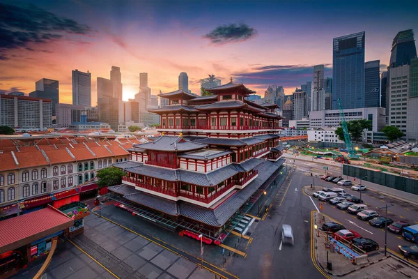 シンガポールの中国の町で日の出に仏歯遺跡寺院 ストック写真