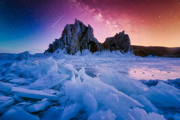 Ландшафт Шаманки Молочний Шлях Небі Природною Кригою Замерзлому Озері Байкал — стокове фото
