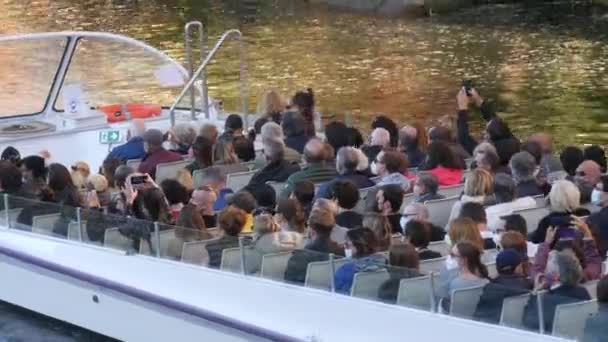 10 de outubro de 2021 Estrasburgo, França: Um barco aquático turístico no rio Ile com muitos turistas a bordo usando máscaras médicas protetoras contra o covid-19. Os pântanos de barco para a costa — Vídeo de Stock