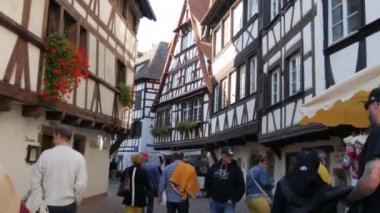 10 Ekim 2021 - Strasbourg, Fransa: Strasbourg 'un eski çeyreği, Petite France, turistler sokaklarda dolaşıyor ve fachwerk' teki evleri yarı kereste tarzında teftiş ediyorlar