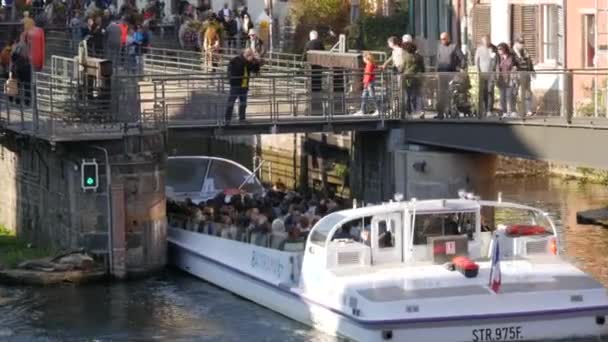 10 oktober 2021 - Strasbourg, Frankrike: En turist vatten båt på Ile River med många turister ombord bär skyddande medicinska masker mot covid-19. Båten hedar till stranden — Stockvideo