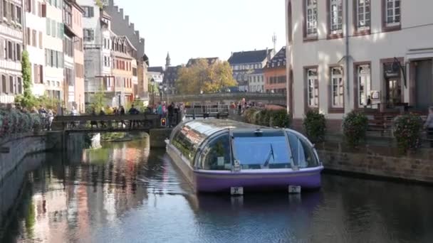 10 oktober 2021 - Strasbourg, Frankrike: En turist vatten båt på Ile River med många turister ombord bär skyddande medicinska masker mot covid-19. Båten hedar till stranden — Stockvideo