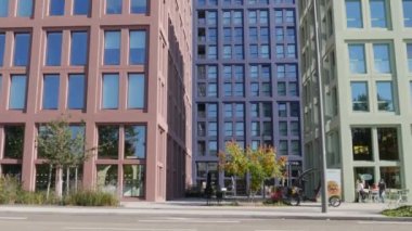 10 Ekim 2021 - Strasbourg, Fransa: Strasbourg 'un bir çeyreğindeki çok renkli gökdelenler. Modern mimari