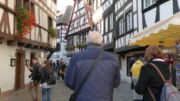 10 oktober 2021 - Straatsburg, Frankrijk: De oude binnenstad van Straatsburg, Petite France, toeristen slenteren door de straten en inspecteren de huizen in de vakwerkstijl — Stockvideo