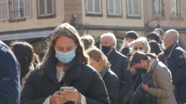 10 Ekim 2021 - Strasbourg, Fransa: Korumacı tıbbi maskeler takan, gençten yaşlıya kadar farklı yaşlarda bir kalabalık kuyrukta bekliyor. Mesafe COVID-19 'a karşı