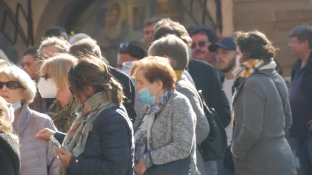 10 de outubro de 2021 Estrasburgo, França: uma multidão de pessoas de diferentes idades, de jovens a idosos, em máscaras médicas de proteção, está na fila. Distância vs COVID-19 — Vídeo de Stock