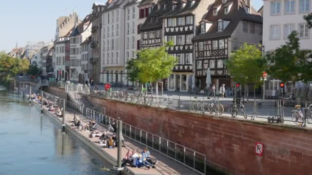10 octobre 2021 - Strasbourg, France : Les gens se reposent le long du remblai de la rivière IIl — Video