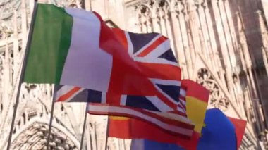Fransa 'daki Strazburg Katedrali' nin arka planına karşı İtalya, Fransa, İspanya ve Avrupa Birliği bayrakları