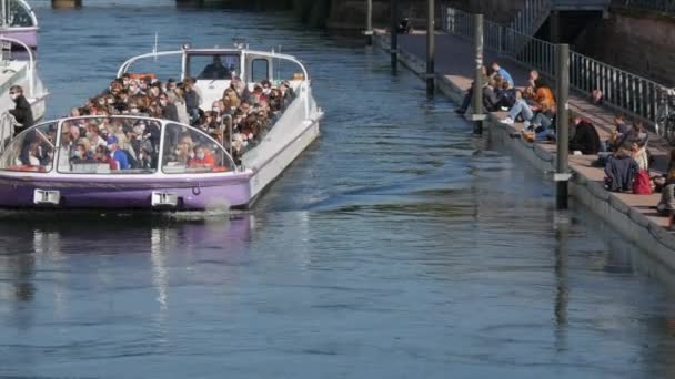 10 de outubro de 2021 Estrasburgo, França: Um barco aquático turístico no rio Ile com muitos turistas a bordo usando máscaras médicas protetoras contra o covid-19. Os pântanos de barco para a costa — Vídeo de Stock