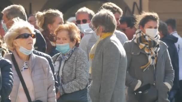 10 Ekim 2021 - Strasbourg, Fransa: Korumacı tıbbi maskeler takan, gençten yaşlıya kadar farklı yaşlarda bir kalabalık kuyrukta bekliyor. Mesafe COVID-19 'a karşı — Stok video