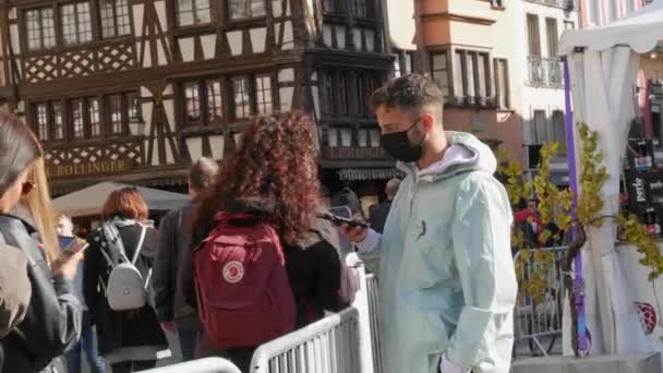 10 ottobre 2021 - Strasburgo, Francia: Ingresso alla fiera con speciali passaporti elettronici per la vaccinazione verde. Guardia di sicurezza all'ingresso di fronte ai controlli di area recintata per vaccinazioni covid-19 — Video Stock