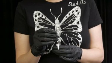 7 Eylül 2019 - Kamenskoye, Ukrayna: Usta eller ringdeki kaşları kürdanla boyamak için özel bir pigmenti karıştırır. Mikro patinaj, kalıcı makyaj, dövme, yeni kaşlar, güzellik.