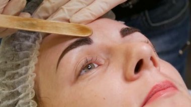 Sıcak balmumu ve özel cımbızla güzel estetik kaş şekillerinin düzeltilmesi. Gereksiz kılları yüzünden çıkarıyorum..