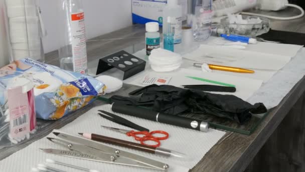 7 de setembro de 2019 - Kamenskoye, Ucrânia: kits de ferramentas especiais para maquiagem permanente de sobrancelha. Sobrancelhas Microblading no estúdio de beleza. Agulha de bússola, compressas com álcool, lápis de sobrancelha, tesoura — Vídeo de Stock