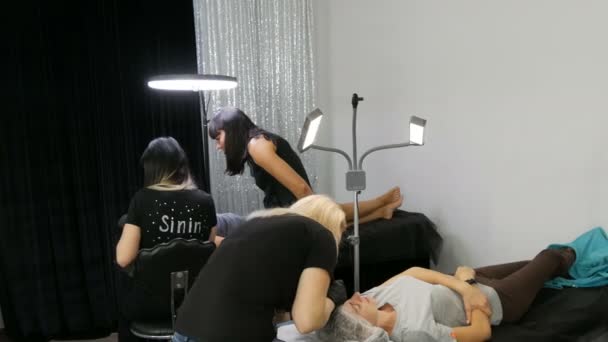 September 7, 2019 - Kamenskoye, Ukraine: Master class on eyebrow microblading training. Ο δάσκαλος διδάσκει τους μαθητές του να κάνουν μόνιμο μακιγιάζ στο στούντιο ομορφιάς. — Αρχείο Βίντεο