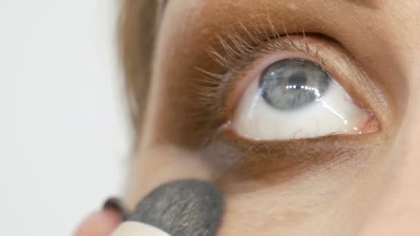 Professionelle Abend Make-up Smoky Eye. Augen Make-up, Gesicht Nahaufnahme. Kosmetisches Konzept — Stockvideo