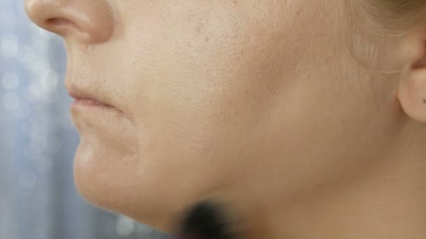 Trucco serale professionale. Makeup artist applica pennello fondazione sul corpo del viso e del collo di una giovane donna modello. Concetto estetico. — Video Stock