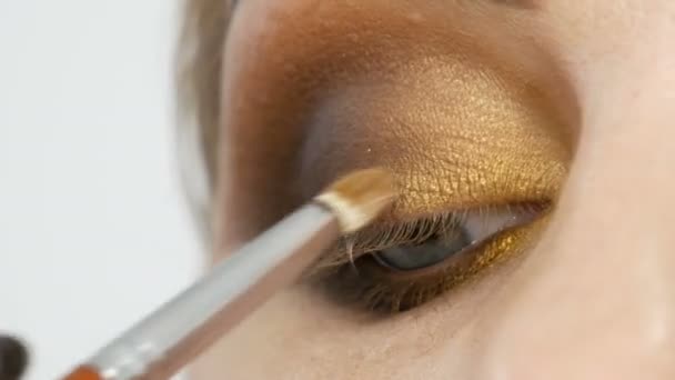 Professionelle gelb braun beige Abend Make-up rauchige Augen. Augen Make-up, Gesicht Nahaufnahme. Kosmetisches Konzept. — Stockvideo