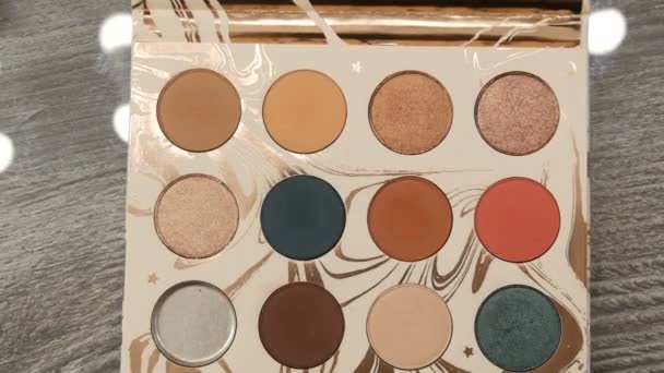 Mehrfarbige Set-Palette mit Lidschatten in einer speziellen Box. Professionelle Make-up-Kosmetik — Stockvideo