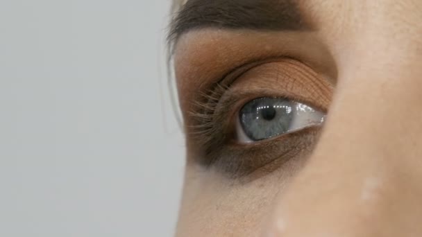 Profesional amarillo marrón beige noche maquillaje ojos ahumados. Maquillaje de ojos, vista de primer plano. Concepto cosmético. — Vídeos de Stock